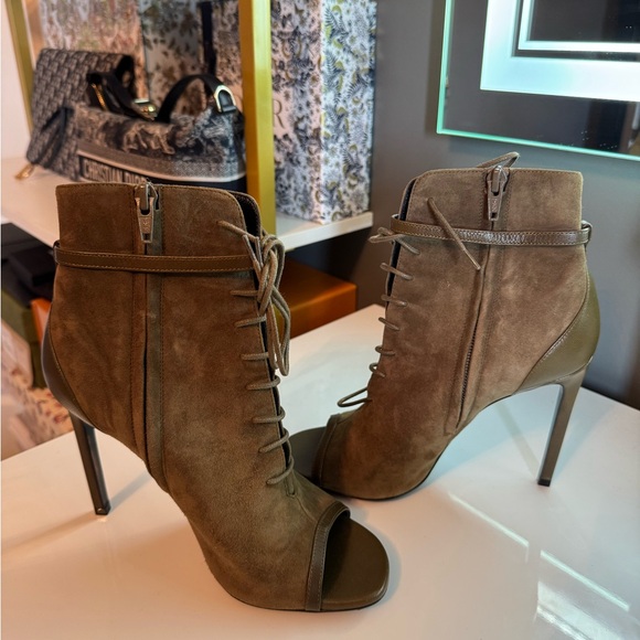 ✨ Auth Saint Laurent Lace-Up Heeled Boots ✨